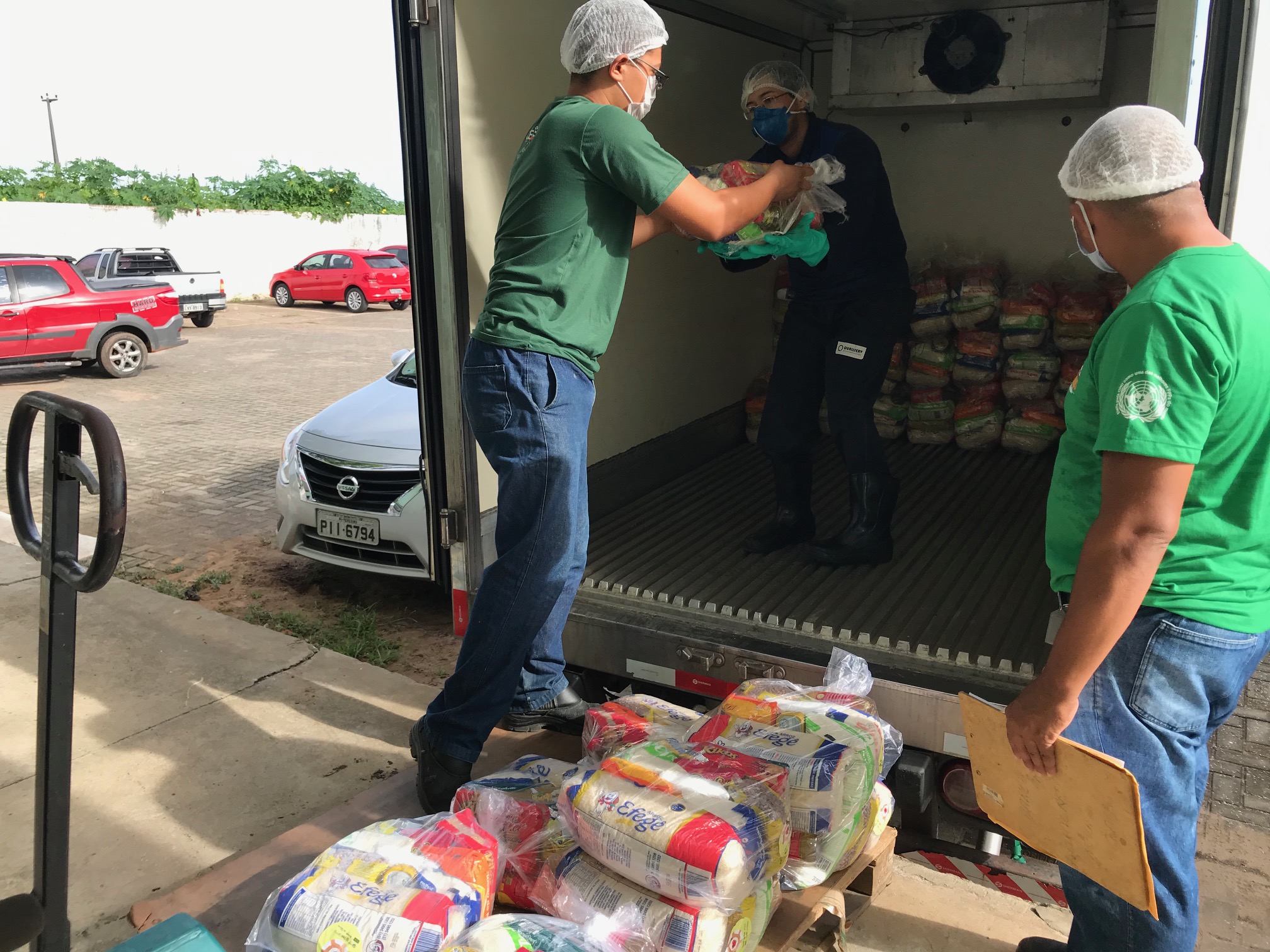 Banco De Alimentos Da Nova Ceasa Distribui Kits De Alimentos E