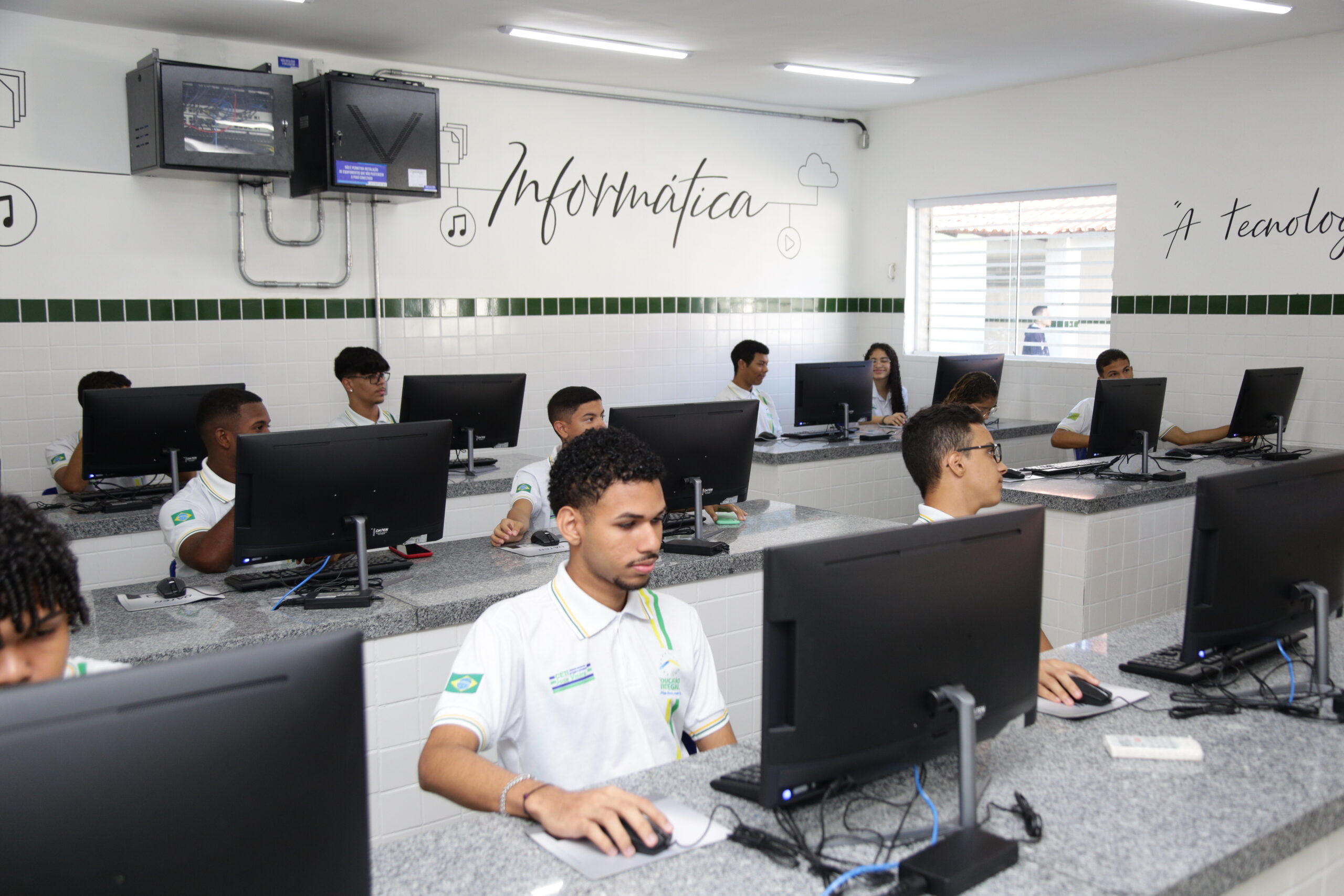 Governador Entrega Reforma De Escola Em Teresina Estrutura Para