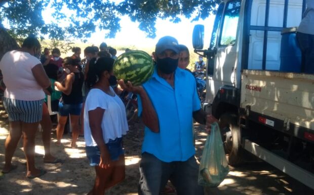 Agricultores receberam melancias e peixes em ação do PAA