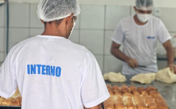 Internos do sistema prisional trabalham na produção de pães