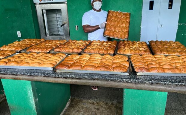 Internos da Penitenciária Gonçalo de Castro Lima produzem pães na unidade penal