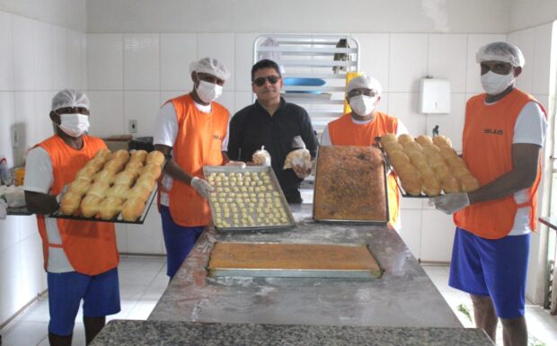 Reeducandos da Penitenciária Regional de Oeiras produzem pães para a APAE do município