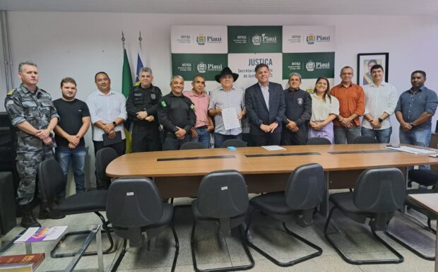Secretário de Justiça assina ordem de serviço para reforma da Colônia Agrícola Major César Oliveira, em Altos.