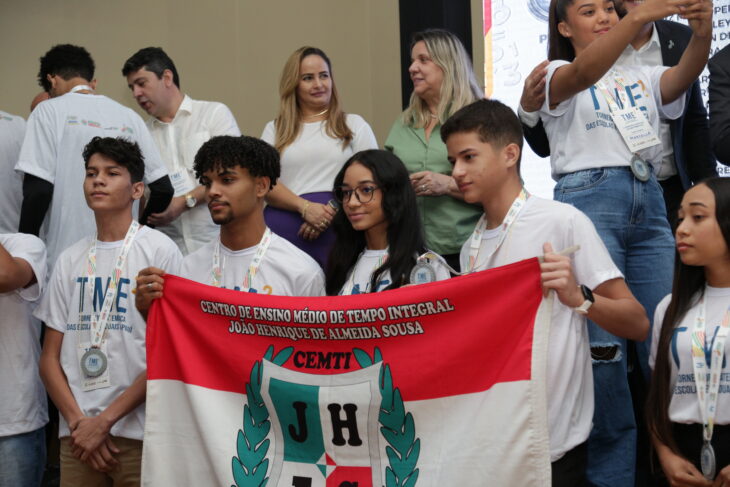 Rafael anuncia bolsa de R$ 300 para 193 estudantes medalhistas de  matemática – Portal Ponto X